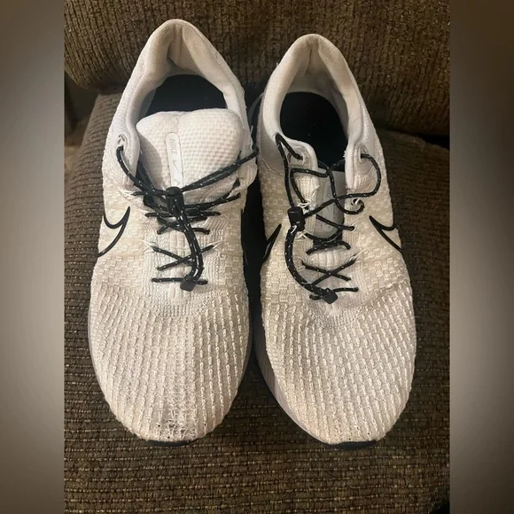 Nike White and Black Sneakers - Picture 1 of 5